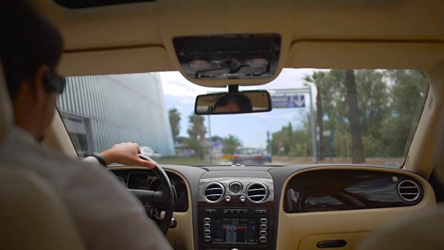 在城市交通中集中开豪华轿车的司机、商务司机视频下载
