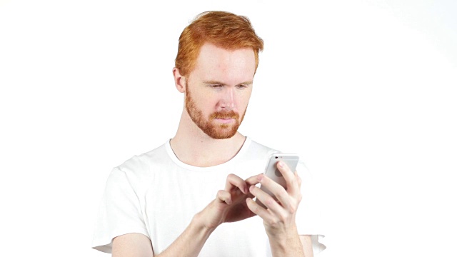 男人在智能手机上浏览，在白色背景上上网视频素材
