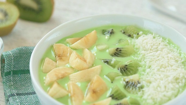 绿色奶昔碗作为早餐视频素材
