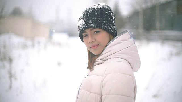 微笑的亚洲女人冬季肖像慢动作视频下载