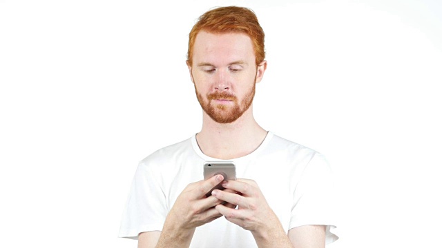 男人使用移动智能手机，在白色背景上输入信息视频素材