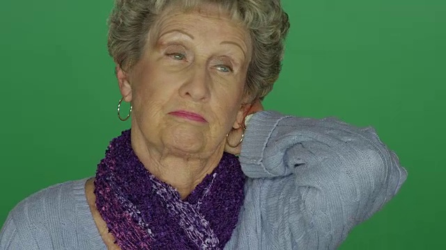 年长的女人在不相信和失望，在一个绿色屏幕的工作室背景视频素材