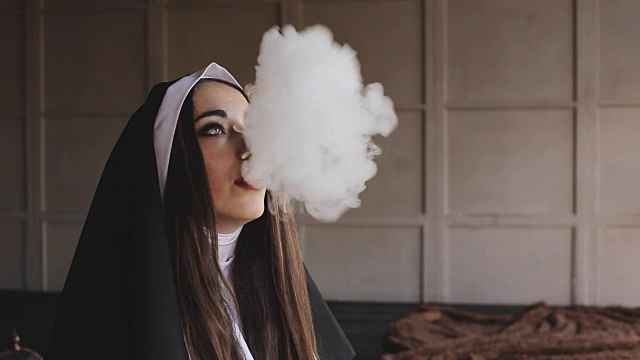 坏修女在教堂里抽烟视频素材