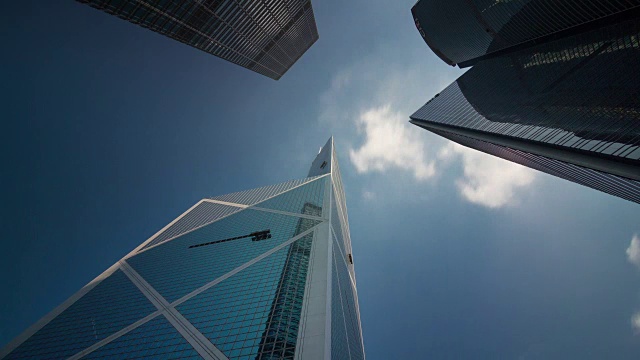 向上看中国银行和多云的天空从香港4k时间间隔视频素材