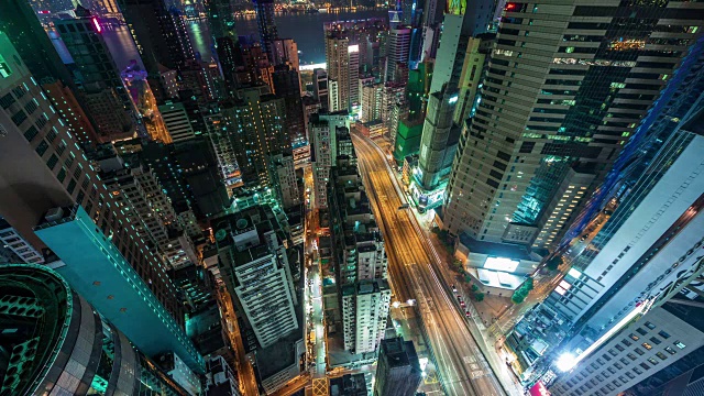 中国香港高屋顶楼顶的建筑物，夜光交通街道，4k时间流逝视频素材