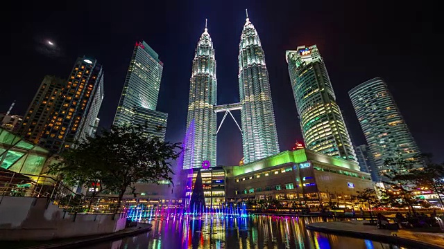 彩色夜光著名的塔喷泉4k时间从吉隆坡视频购买