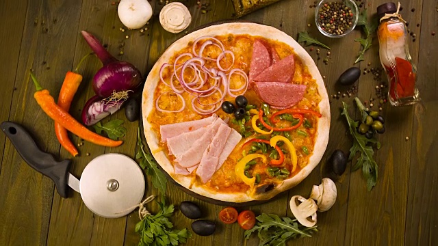 美味的意大利披萨，和配料的背景视频下载