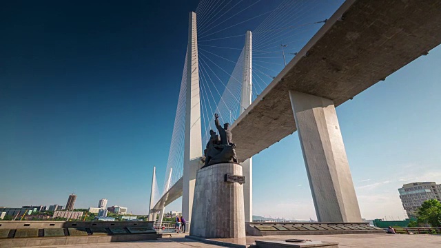 俄罗斯日光海参崴著名大桥纪念碑4k时间流逝视频素材