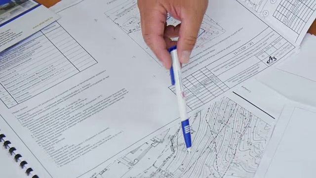 建筑师用铅笔手绘蓝图视频下载