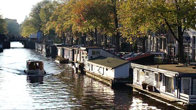 阿姆斯特丹船屋前经过的船视频下载