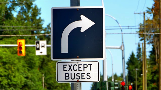 交通标志，所有交通必须右转，箭头方向符号视频下载