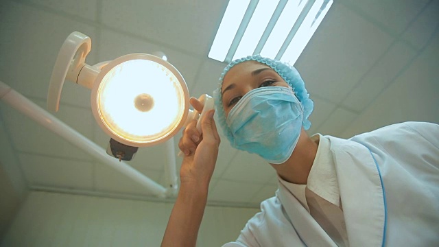 牙医手持牙科灯和工具视频素材