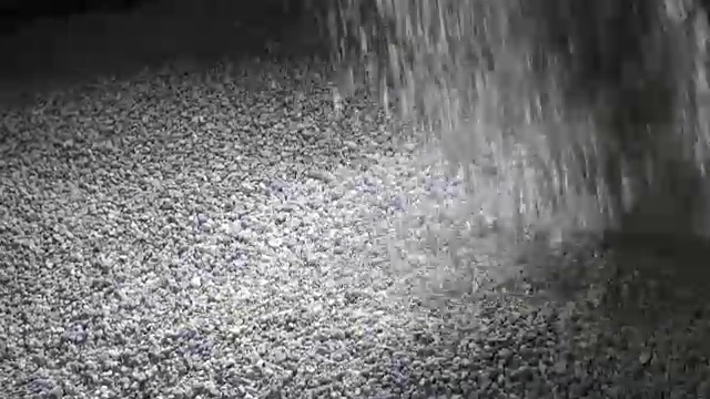 粒状的水泥屑倾泻，缓慢的运动视频下载
