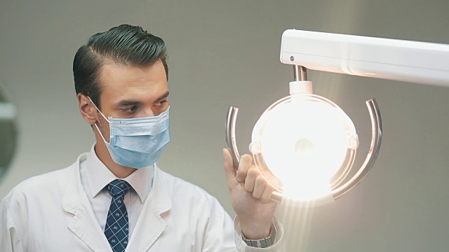 牙医手持牙科灯视频素材