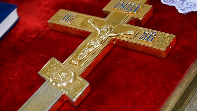 十字架放在神父的桌子上视频下载