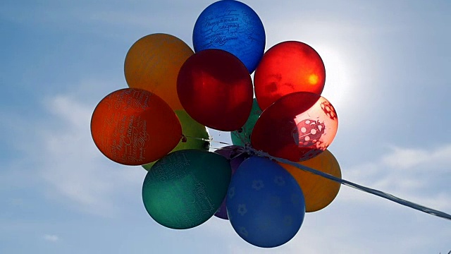 气球对着天空和太阳视频下载