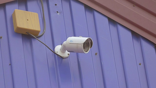 墙上的监控摄像头录下了慢镜头视频素材