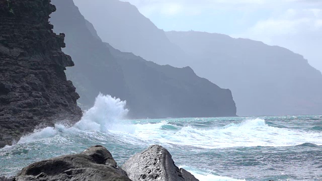 慢镜头:巨浪拍打着巨大的海洋悬崖，从海中升起视频素材