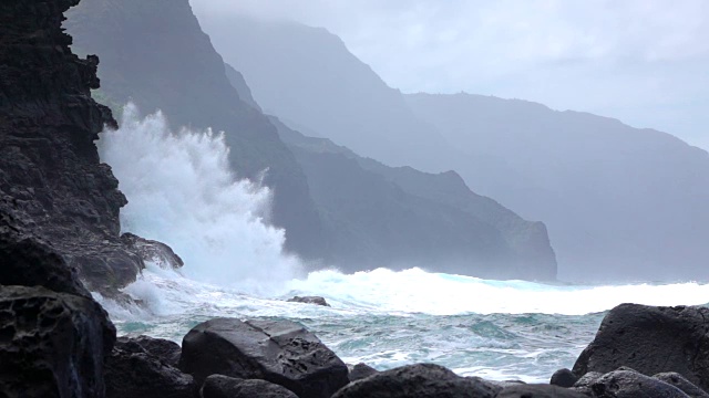 慢动作:巨浪飞溅到粗糙的海洋悬崖即将到来的大海视频素材