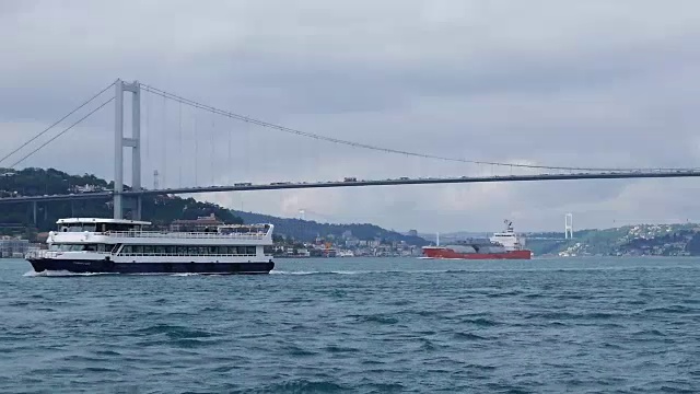 博斯普鲁斯海峡的一艘客船视频素材