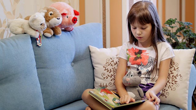 小女孩为他们的玩具读书视频下载