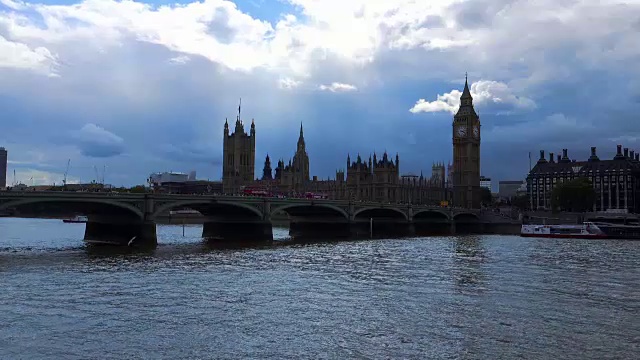 威斯敏斯特桥和带有大本钟的国会大厦视频下载