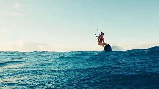 日落时的女子风筝滑板视频素材