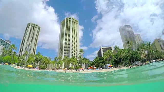 水下:阳光明媚的夏威夷火奴鲁鲁受欢迎的怀基基海滩视频下载