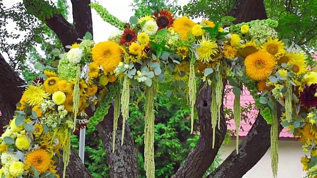 花婚礼拱门装饰在一个乡村风格视频下载