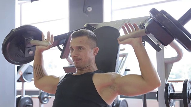 英俊的运动男正在健身中心锻炼视频下载