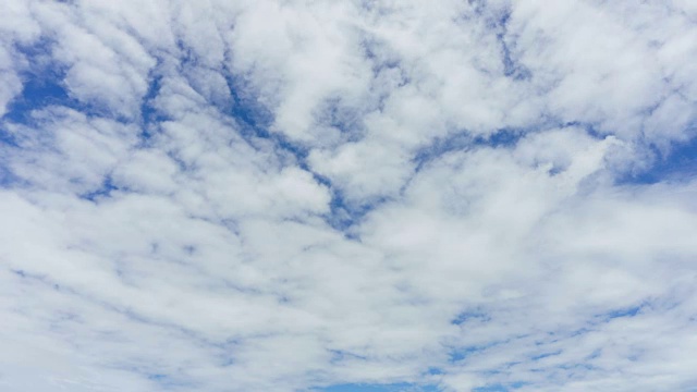 4K延时:云景延时，白云在蓝天上奔跑。视频素材