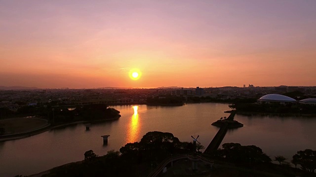 航拍:湖面上的日落视频下载