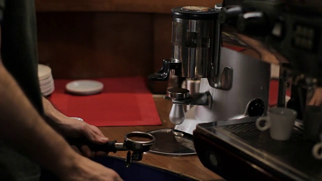 咖啡师捣碎咖啡豆。中景镜头视频素材