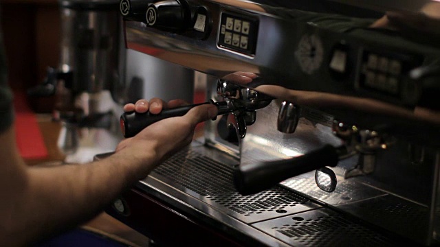 咖啡师准备了两杯浓缩咖啡。中景镜头视频素材