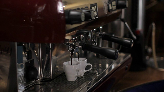 咖啡师准备了两杯浓缩咖啡。中景镜头视频素材