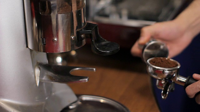 咖啡师给咖啡处理器加了咖啡粉。近距离视频下载