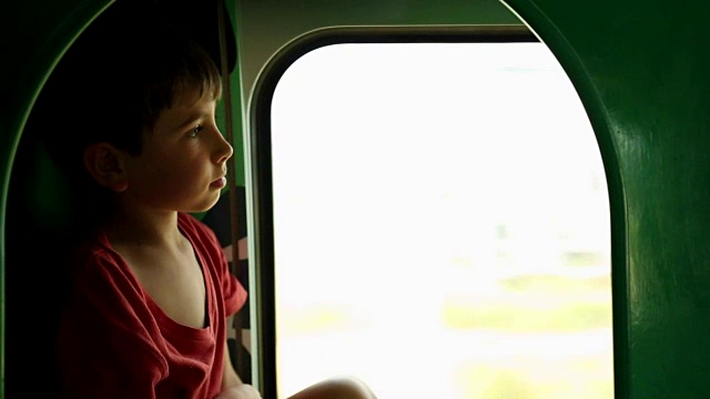 乘坐高速列车的孩子们。孩子脸上沉思的表情视频下载