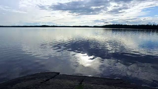 森林湖上的日落视频素材