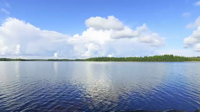森林湖上空的云视频素材