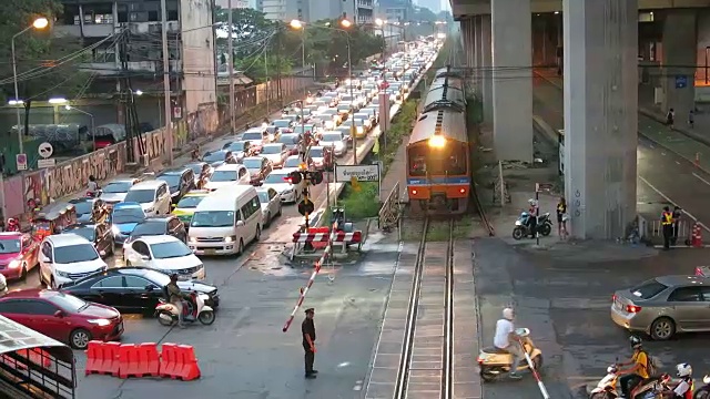 火车经过曼谷的交通堵塞视频素材