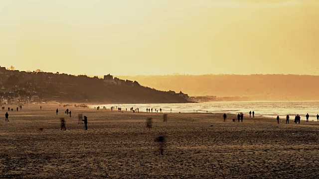 多维尔，法国，时光流逝-日落海滩视频下载