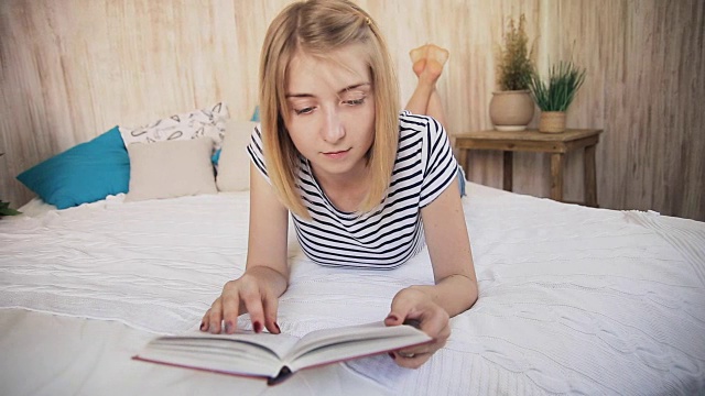 女青少年在床上看书在家视频素材