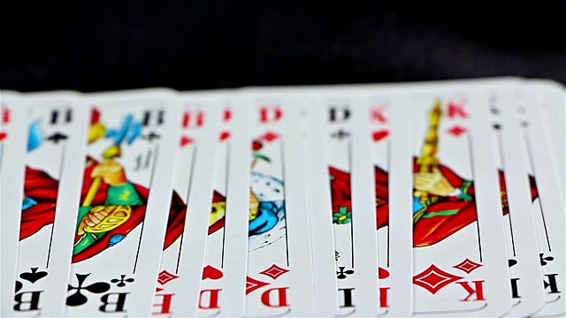 洗牌的扑克牌发牌员洗牌视频下载