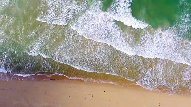 航拍无人机拍摄:海浪飞溅跟踪视频下载