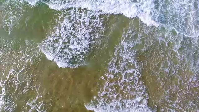 无人机拍摄:海浪溅水跟踪拍摄视频下载