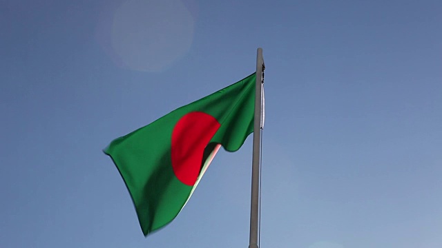 旗杆上悬挂着孟加拉国的纺织品旗帜视频下载