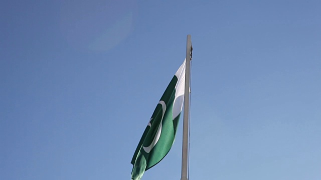 旗杆上挂着巴基斯坦的纺织品国旗视频下载