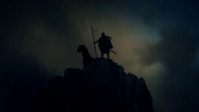 一名战士和他的马站在一个悬崖下的闪电风暴视频素材