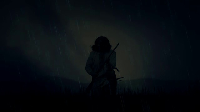 一名史诗般的印第安战士跪在暴风雨下的旷野上视频下载
