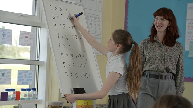 小学生在R3D拍摄板上写下数学问题的答案视频素材